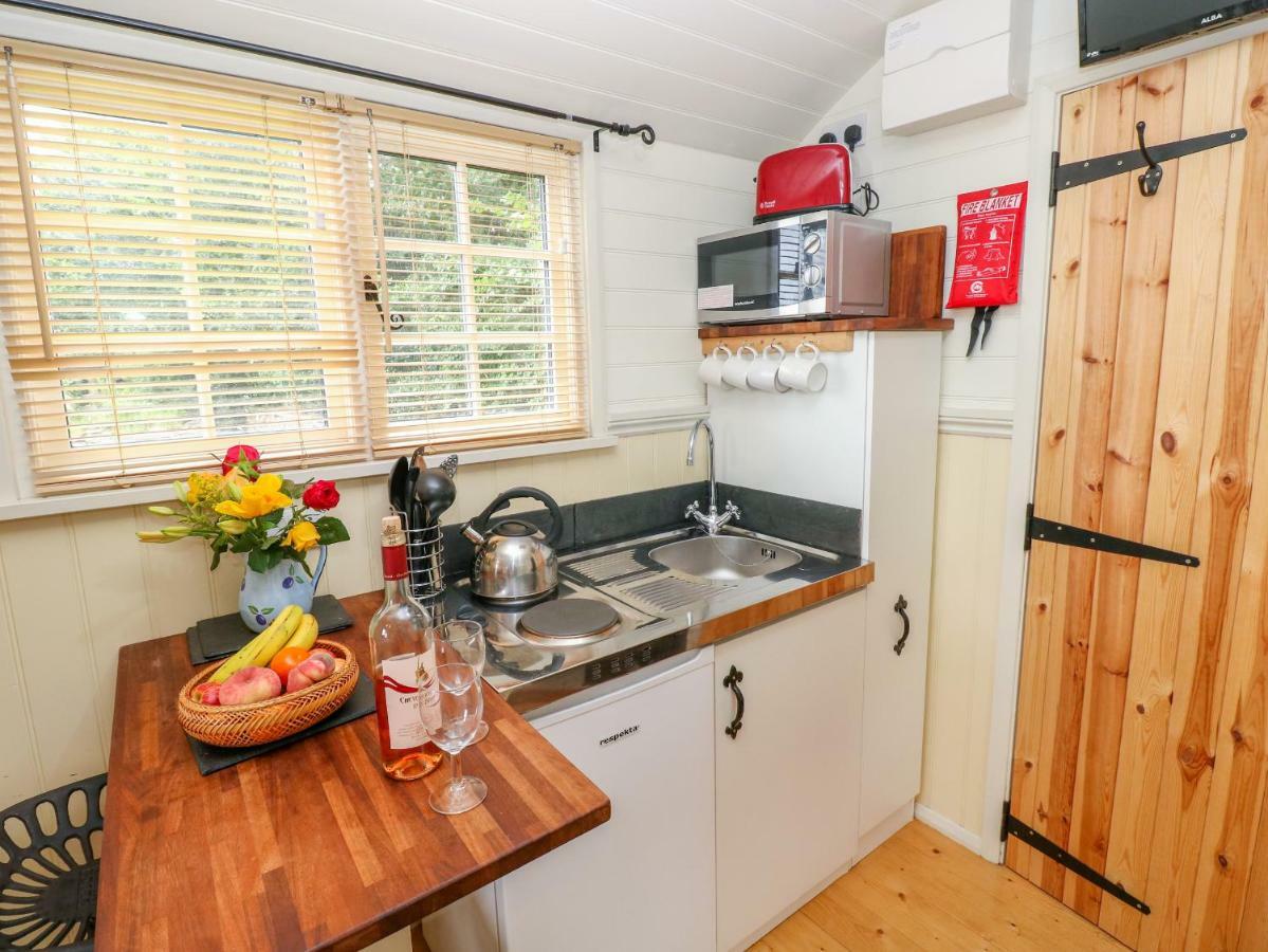 Shepherds Hut - The Crook Милфорд-Хейвен Экстерьер фото