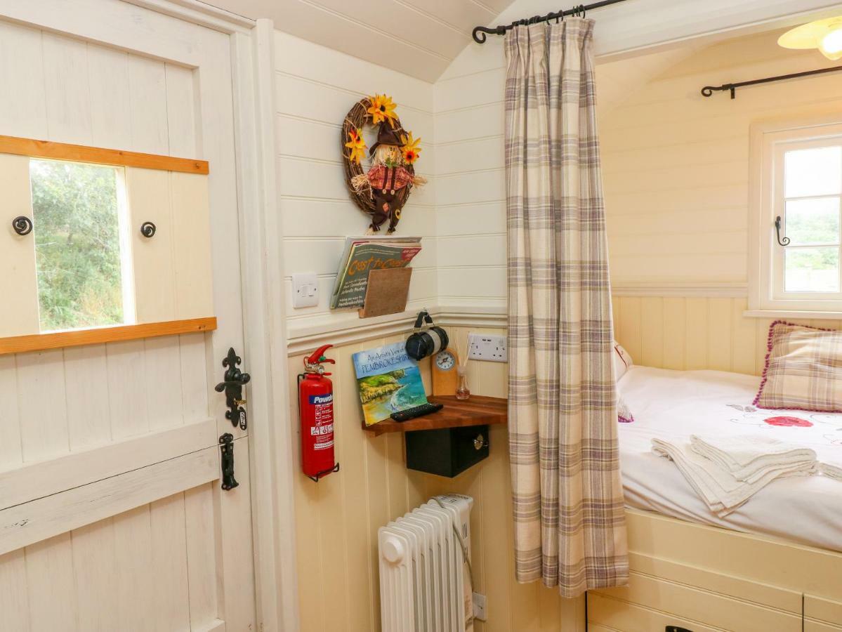 Shepherds Hut - The Crook Милфорд-Хейвен Экстерьер фото